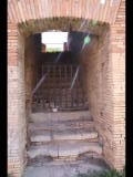 06776 ostia - regio i - insula ix - caseggiato dietro la curia (i,ix,1) - treppe in der mitte des objekts - 09-2022.jpg